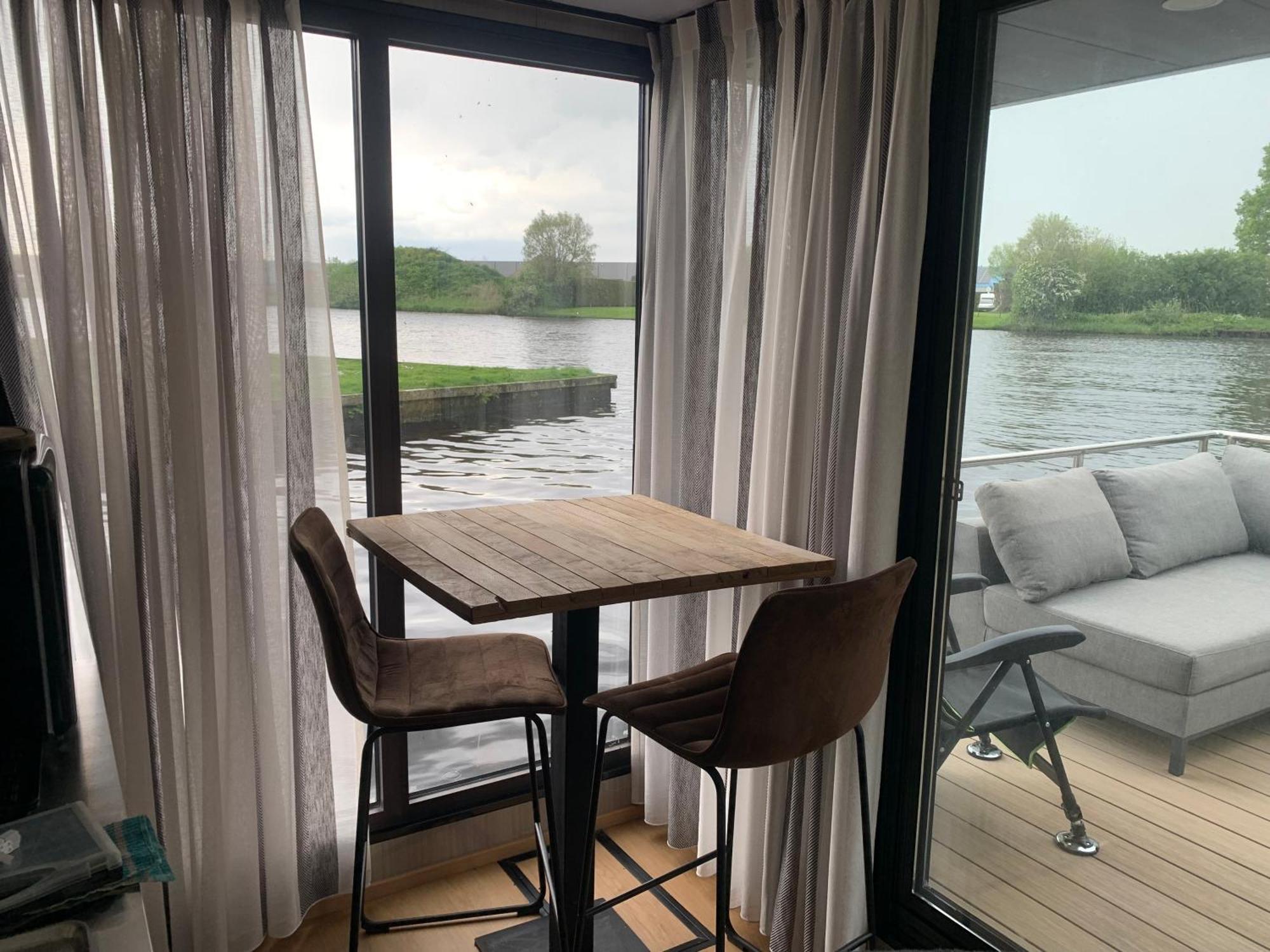 Botel Houseboot Solcamastraat 24 C *